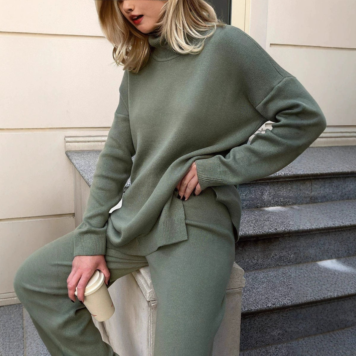 Damski sweter z wysokim kołnierzem, oversizowy krój z luźnymi rękawami - 3 - Stylpuls