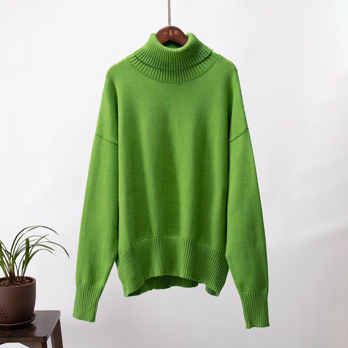 Sweter damski z golfem i luźnym krojem - 10 - Stylpuls
