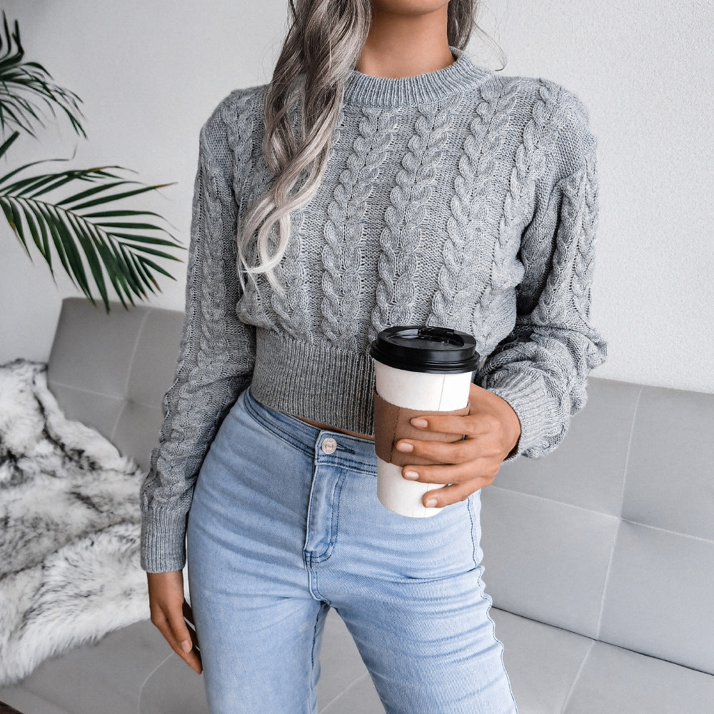 Sweter damski z splotem warkoczowym w krótkim fasonie - 1 - Stylpuls