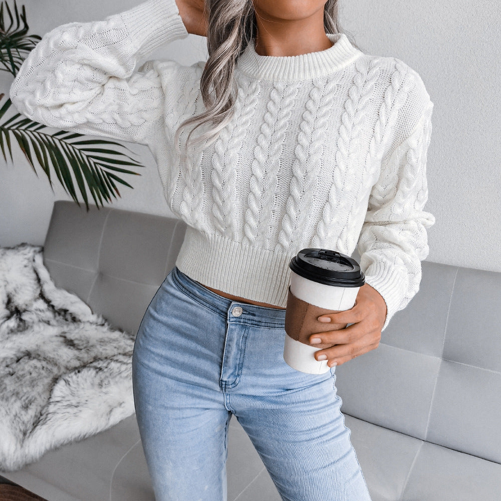 Sweter damski z splotem warkoczowym w krótkim fasonie - 3 - Stylpuls