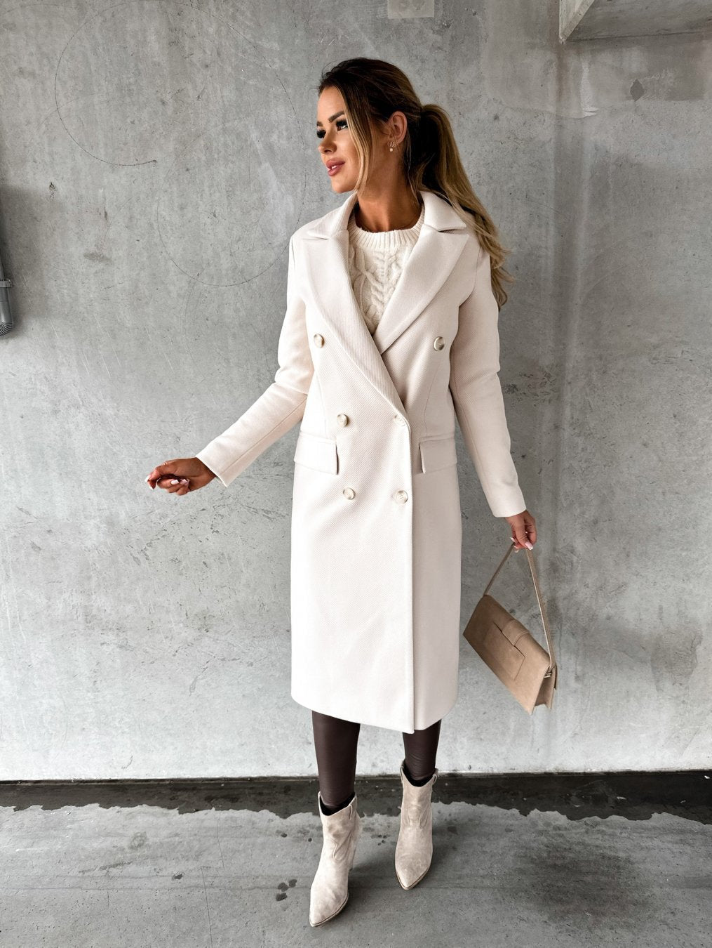 Elegancki dwurzędowy płaszcz damski z kieszeniami - 5 - Stylpuls
