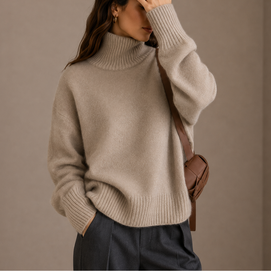 Pullover damski z golfem w stylu oversize - 2 - Stylpuls
