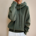 Damska bluza z kapturem w stylu oversize z dekoltem cowl i regulowanymi sznurkami - 5 - Stylpuls