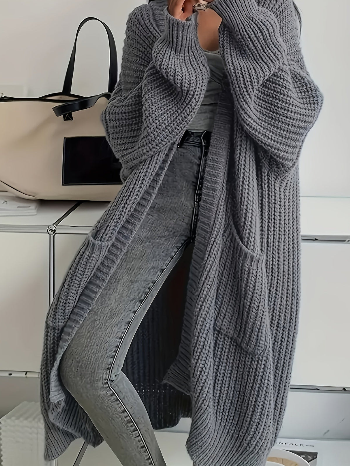 Damski kardigan oversize z kieszeniami i długim rękawem - 1 - Stylpuls