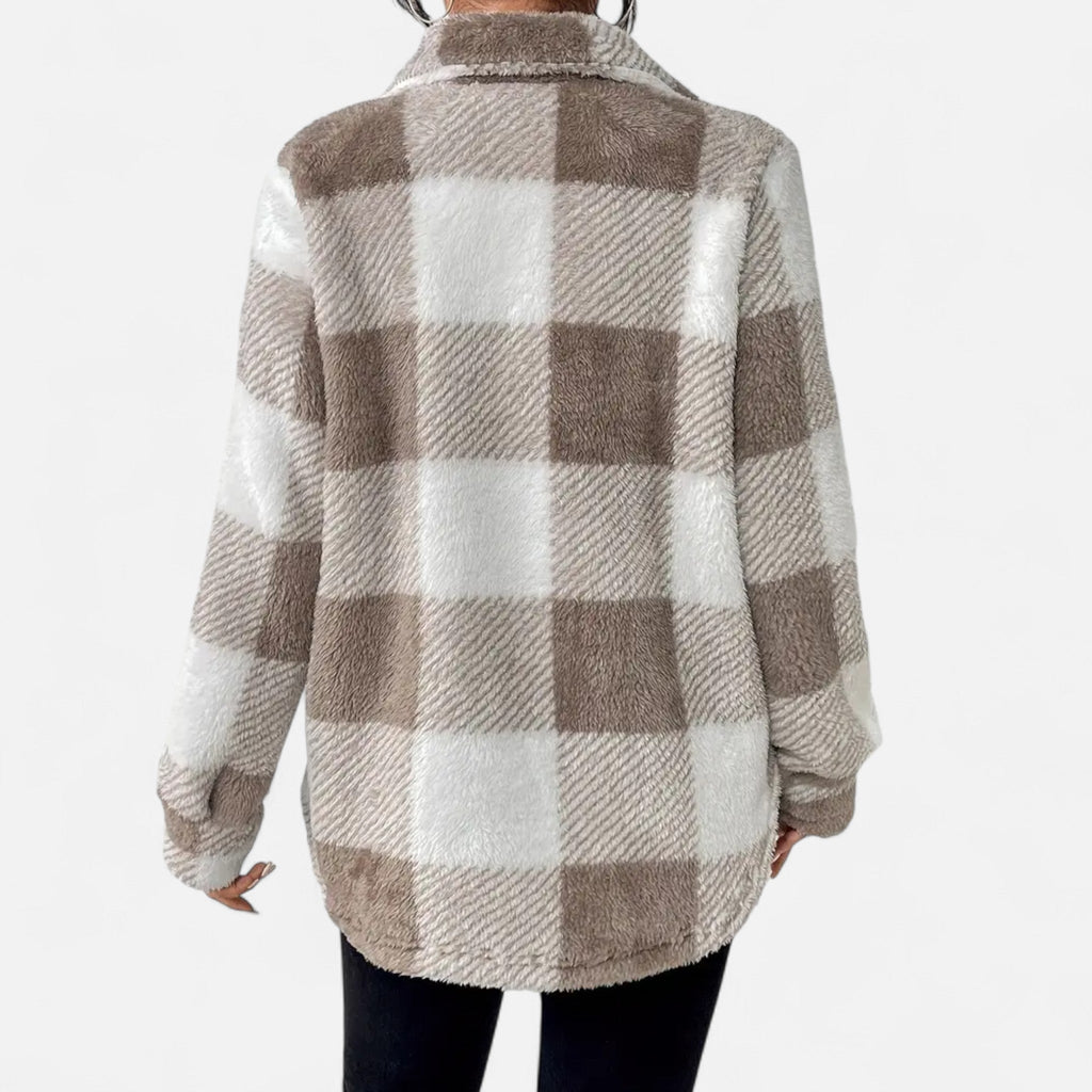 Kurtka damska o oversize'owym kroju w kratę z kieszeniami - 11 - Stylpuls