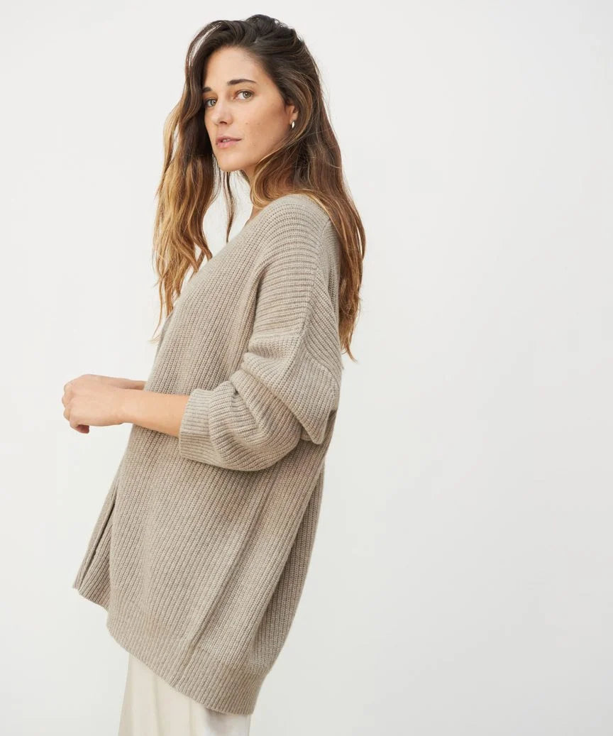 Damski kardigan oversize z dekoltem w serek i guzikiem - 3 - Stylpuls
