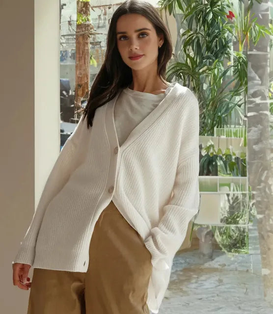Damski kardigan oversize z dekoltem w serek i guzikiem - 10 - Stylpuls